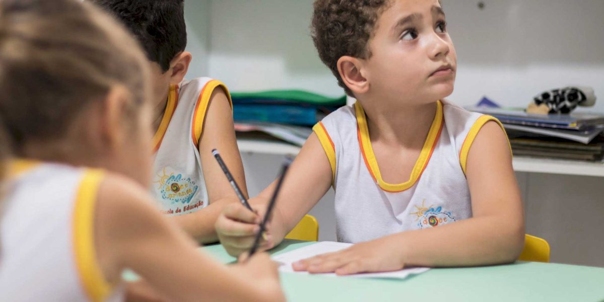 Alunos em sala estudando